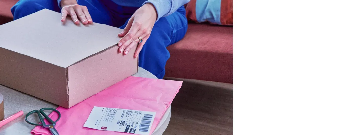 personne emballant un colis ebay