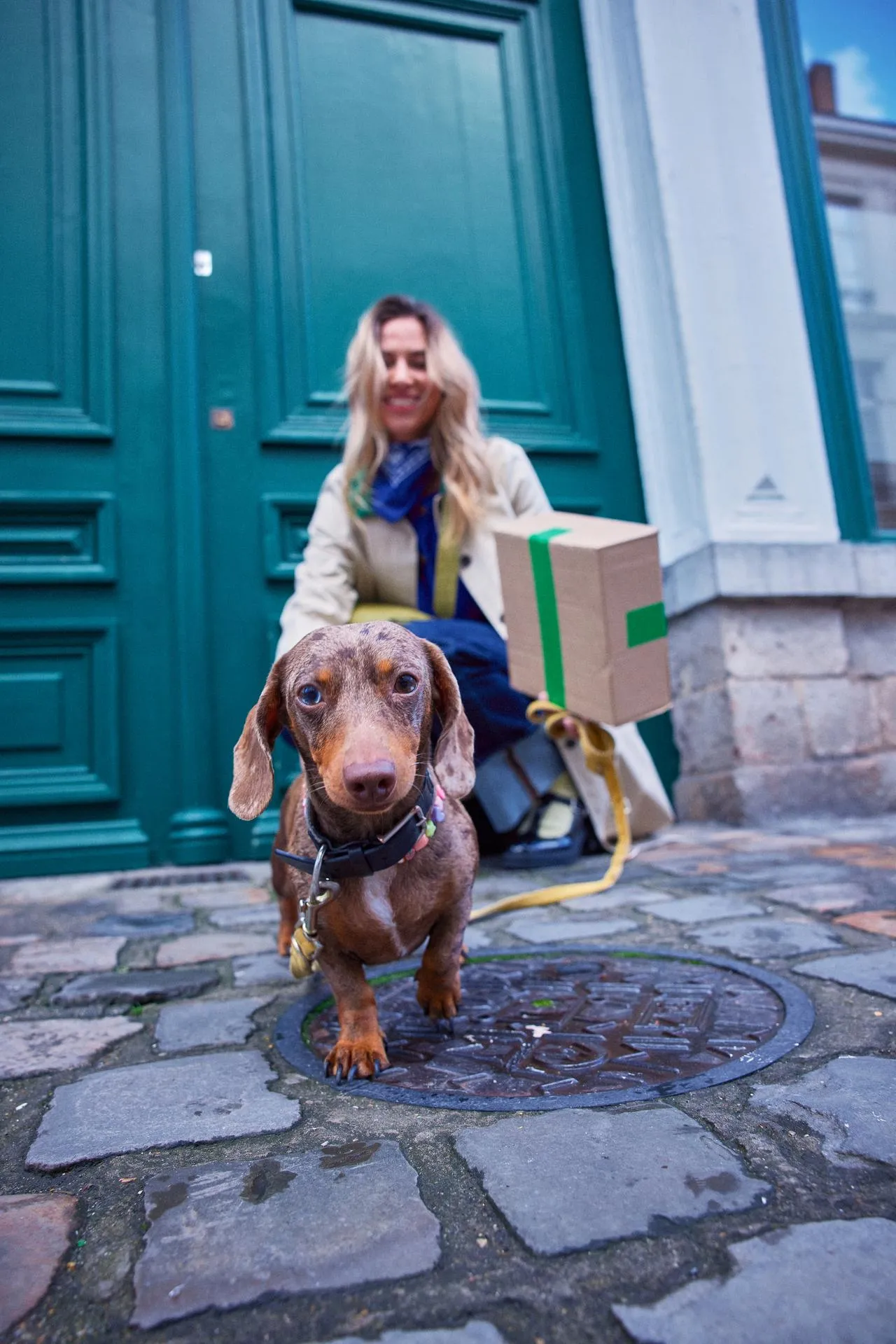 chien et son maître portant un colis