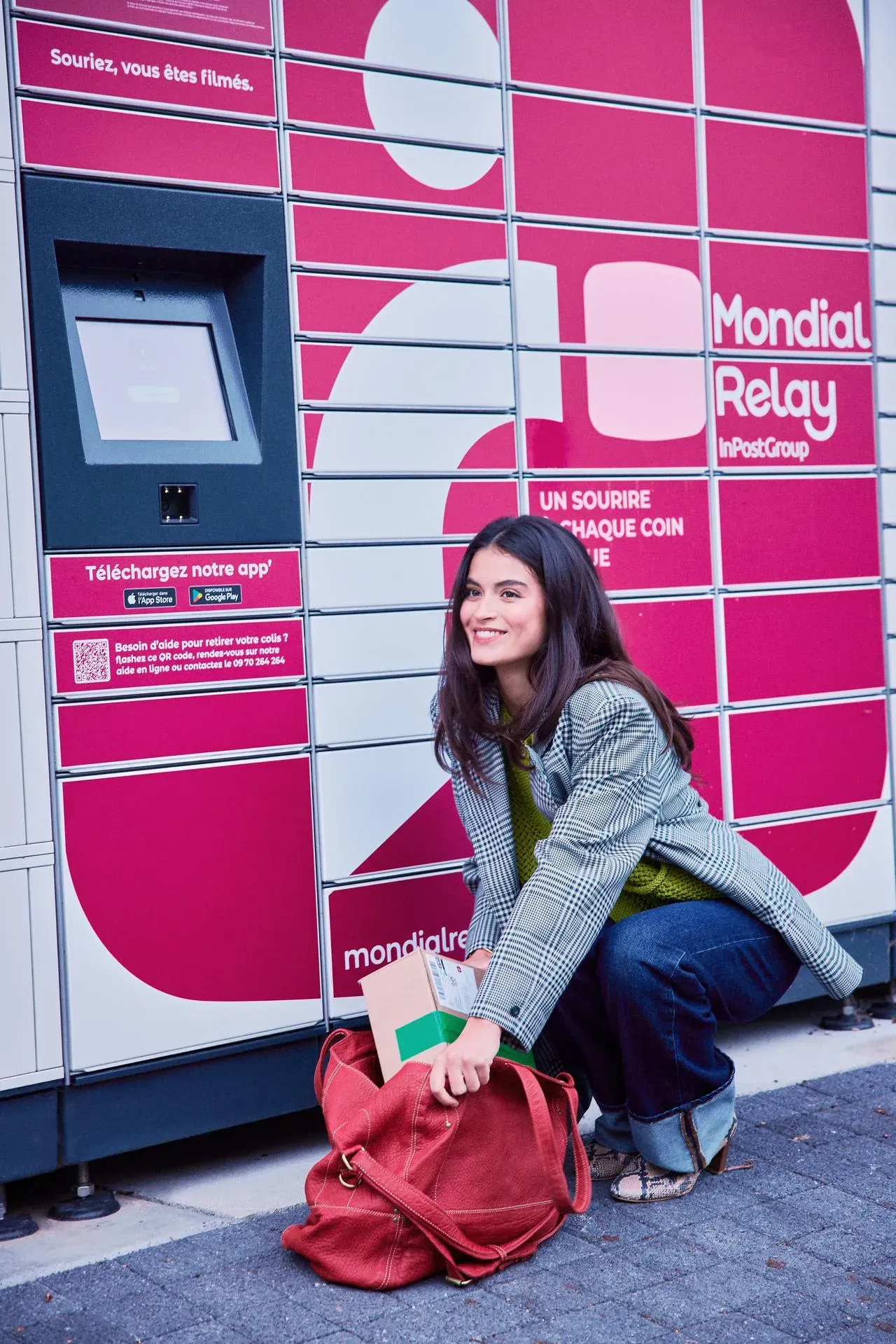 femme déposant son colis eBay dans une locker Mondial Relay